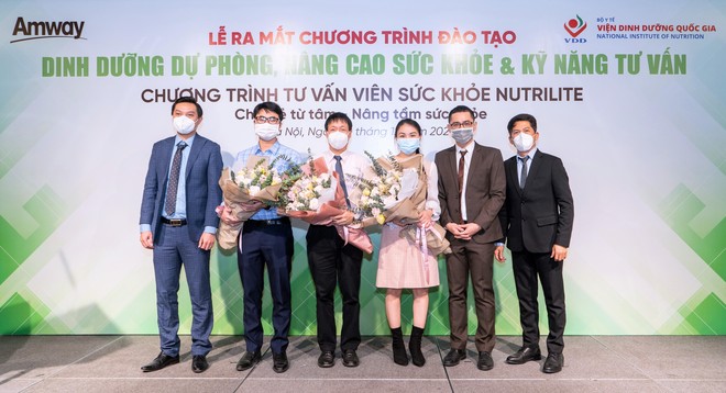Đại diện Amway Việt Nam tặng hoa cho các giảng viên của Viện Dinh dưỡng Quốc gia tham gia khóa đào tạo