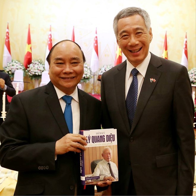 Thủ tướng Lý Hiển Long tặng sách Thủ tướng Nguyễn Xuân Phúc