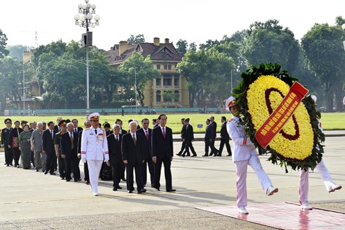Đoàn đại biểu lãnh đạo Đảng, Nhà nước vào lăng viếng Chủ tịch Hồ Chí Minh. Ảnh: VGP/Nhật Bắc