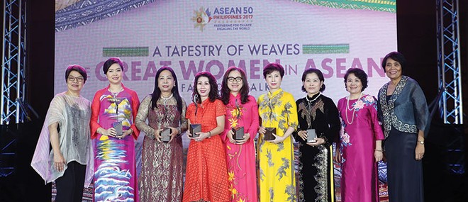 Bà Lê Thu Thủy (giữa) nhận giải Doanh nhân nữ tiêu biểu ASEAN.