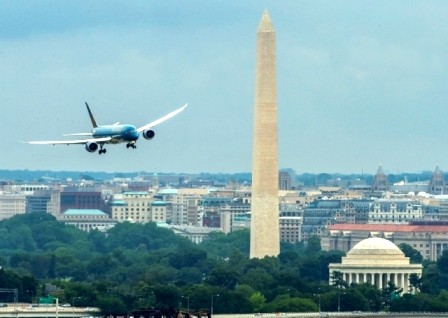Máy bay Boeing 787-9 của Vietnam Airlines hạ cánh tại sân bay Ronald Regan, sau khi bay qua Tháp bút chì là biểu tượng của Thủ đô Washington (Mỹ)