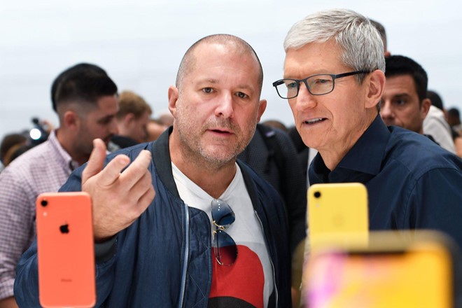 Jony Ive (trái) và CEO Apple Tim Cook. Ảnh: Getty Images.