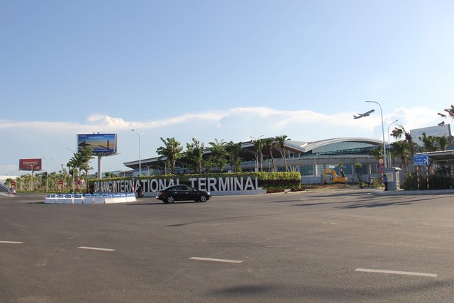 Hiện sân bay Đà Nẵng có 2 nhà ga đón khách, nhà ga T1 chuyện phục vụ các chuyến bay nội địa và nhà ga T2 phục vụ các chuyến bay quốc tế.