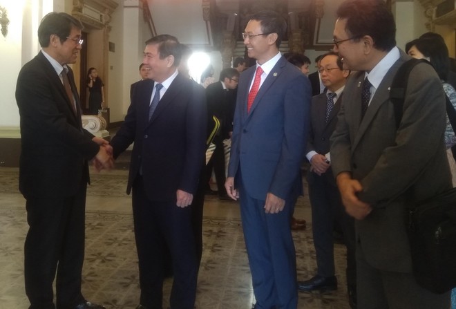 Chủ tịch UBND TP.HCM Nguyễn Thành Phong (đứng thứ 2 từ trái sang) gặp gỡ các đối tác Nhật Bản ngày 21/2/2020.