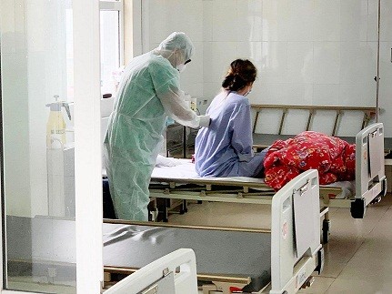Bác sĩ khám bệnh cho người được cách ly tại Bệnh viện dã chiến số 2. Ảnh: Nguyễn Thiêm.