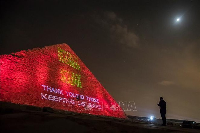 Đại Kim tự tháp được thắp sáng thông điệp "Hãy ở nhà", tại Cairo, Ai Cập, tối 30/3/2020. Ảnh: AFP/TTXVN
