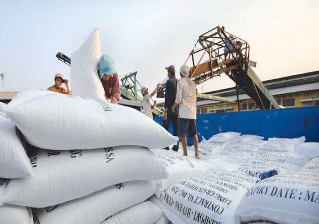 Tính đến tháng 8, mỗi tấn gạo trắng 5% tấm của Việt Nam xuất khẩu có giá cao hơn gạo Thái Lan cùng loại khoảng 15 USD.