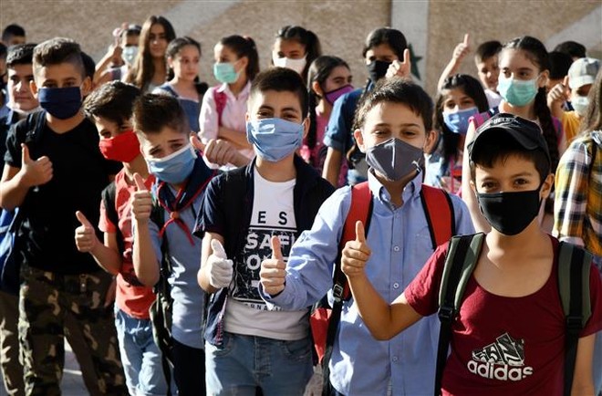 Học sinh đeo khẩu trang phòng lây nhiễm COVID-19 tại trường học ở Damascus, Syria, ngày 13/9/2020. Ảnh: THX/TTXVN