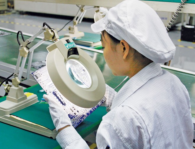 Foxconn là một 3 nhà sản xuất iPhone lớn nhất tại Trung Quốc và Ấn Độ đã đầu tư vào Việt Nam. Trong ảnh: Sản xuất tại nhà máy của Foxconn tại Hải Phòng.