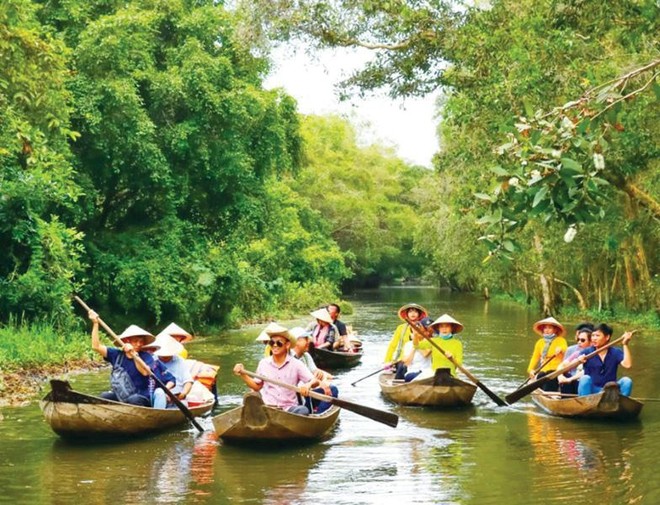 Tour du lịch sông nước, tham quan miệt vườn, trải nghiệm cuộc sống làm nông nghiệp... là một trong những “đặc sản” của du lịch Đồng Tháp.