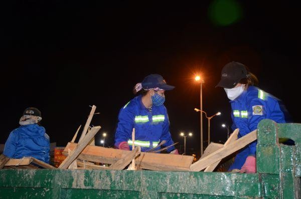 Công nhân Công ty Vệ sinh môi trường Đà Nẵng tiến hành dọn dẹp vệ sinh đêm giao thừa tại Công viên tượng đài 2/9