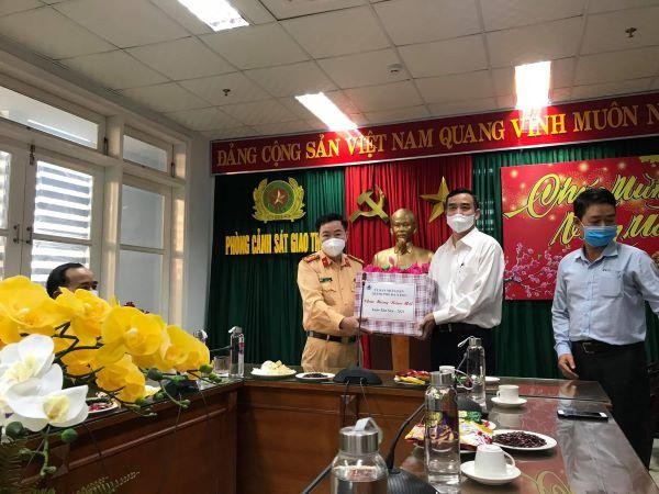 Lãnh đạo Thành phố Đà Nẵng chúc tết người lao động đêm giao thừa Tân Sửu 2021 ảnh 7