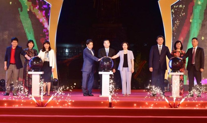 Các đại biểu thực hiện nghi thức khai mạc Lễ hội Du lịch và Văn hóa ẩm thực Hà Nội 2021. (Ảnh: Viết Thành).