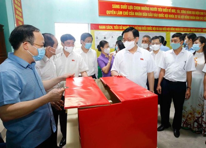 Chủ tịch Quốc hội Vương Đình Huệ kiểm tra công tác chuẩn bị bầu cử tại Tuyên Quang (Ảnh TC).
