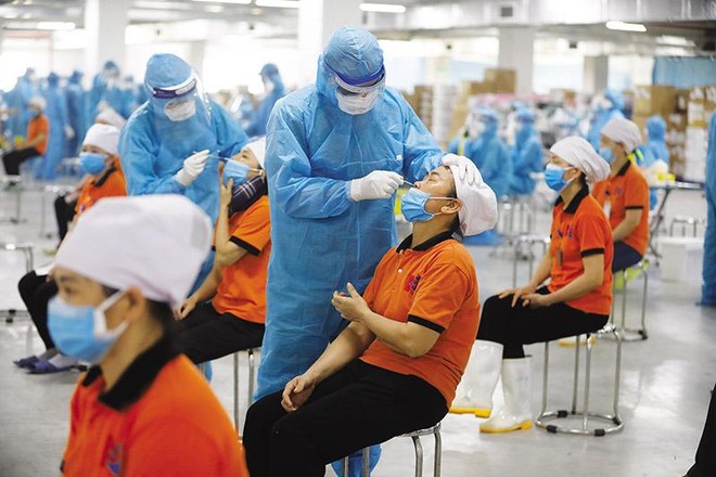 Xét nghiệm Covid-19 cho người lao động tại Khu công nghiệp Quang Châu (Bắc Giang)