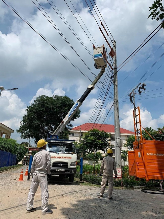 Thần tốc cấp điện cho bệnh viện dã chiến tại huyện Hóc Môn ảnh 1
