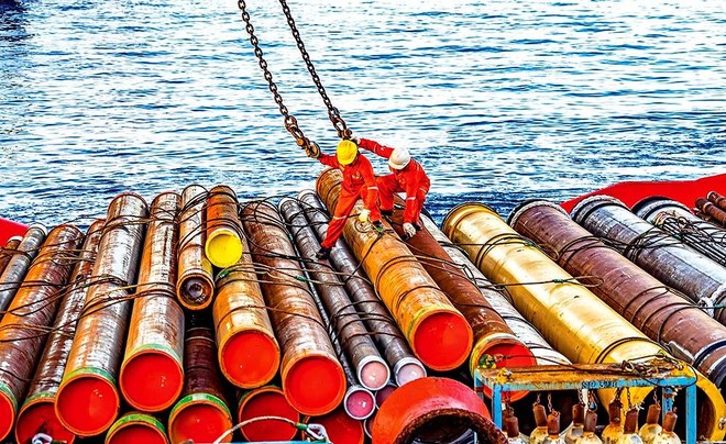 Người lao động dầu khí làm việc trên công trình biển.
