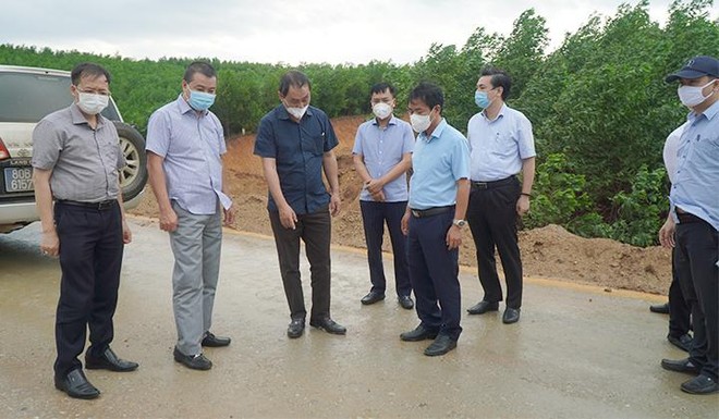 Thứ trưởng Bộ Giao thông vận tải Lê Đình Thọ (áo đen ở giữa) kiểm tra hiện trường dự án cao tốc Cam Lộ - La Sơn