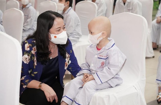 Phó Chủ tịch nước Võ Thị Ánh Xuân tặng quà Trung thu cho bệnh nhi