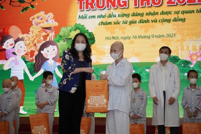 Phó Chủ tịch nước Võ Thị Ánh Xuân tặng quà Trung thu cho bệnh nhi ảnh 1