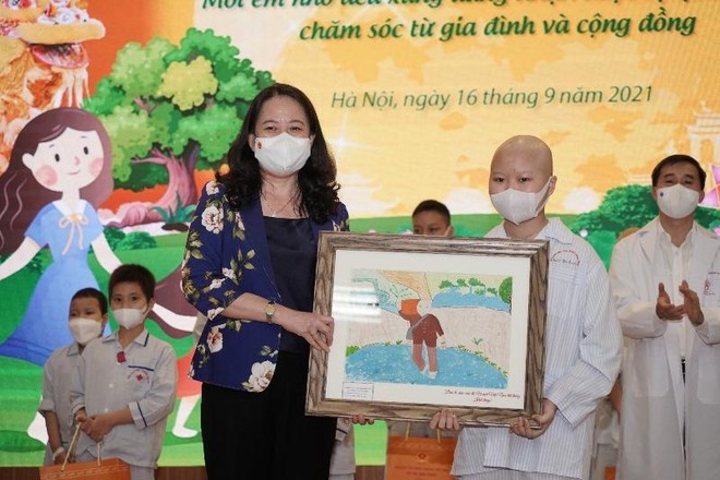 Phó Chủ tịch nước Võ Thị Ánh Xuân tặng quà Trung thu cho bệnh nhi ảnh 2