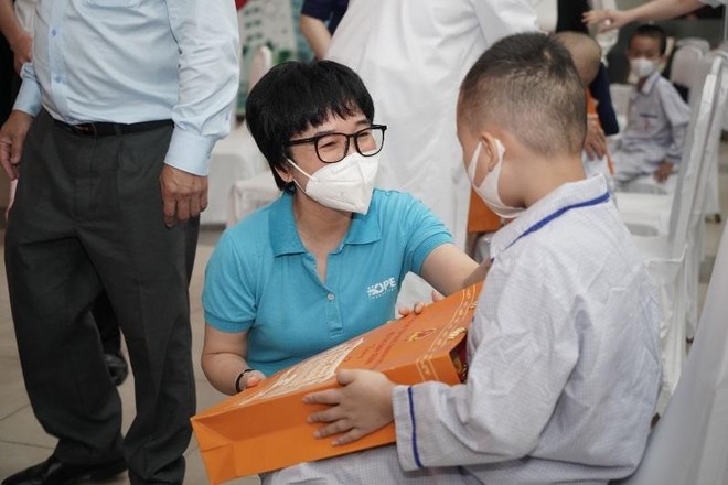 Phó Chủ tịch nước Võ Thị Ánh Xuân tặng quà Trung thu cho bệnh nhi ảnh 3