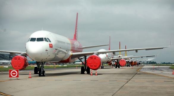 Hàng loạt máy bay phủ bạt động cơ do không khai thác trong thời gian dài tại sân bay Nội Bài. (Ảnh: Tuấn Phùng).
