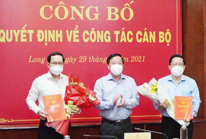 Chủ tịch UBND tỉnh Long An Nguyễn Văn Út trao quyết định cho ông Nguyễn Tấn Quí (bên trái) và ông Nguyễn Văn Trang (bên phải). Nguồn: longan.gov.vn