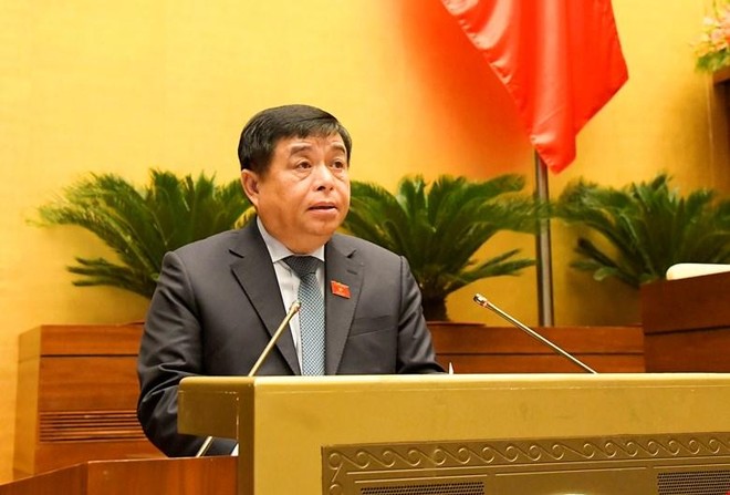 Bộ trưởng Bộ Kế hoạch và Đầu tư Nguyễn Chí Dũng đã thừa ủy quyền của Thủ tướng trình Quốc hội dự kiến kế hoạch cơ cấu lại nền kinh tế giai đoạn 2021-2025.