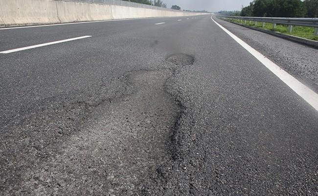 Hình ảnh đường cao tốc Đà Nẵng - Quảng Ngãi thời điểm sau khi thi công, bị hư hỏng nặng nề.