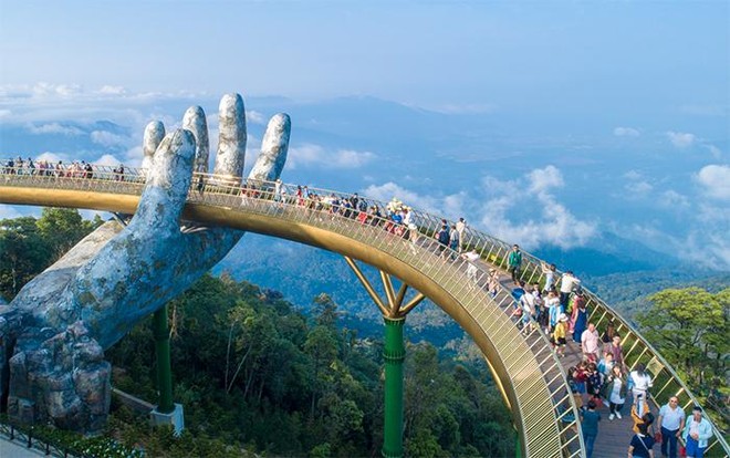 Cầu Vàng khu du lịch Bà Nà Hills, một trong những điểm tham quan thu hút du khách đến với Đà Nẵng.