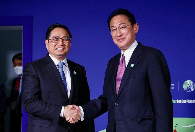 Thủ tướng Phạm Minh Chính và Thủ tướng Nhật Bản Kishida Fumio gặp gỡ bên lề Hội nghị COP26 (Ảnh: TTXVN)