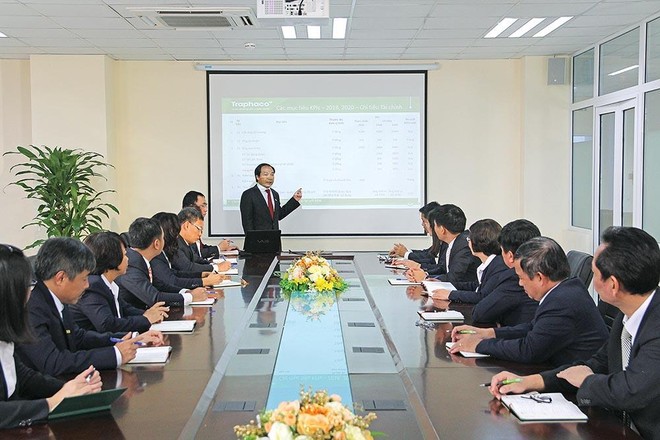 Doanh nhân Trần Túc Mã trình bày kế hoạch kinh doanh trong cuộc họp Hội đồng Quản trị và Ban Điều hành Traphaco.
