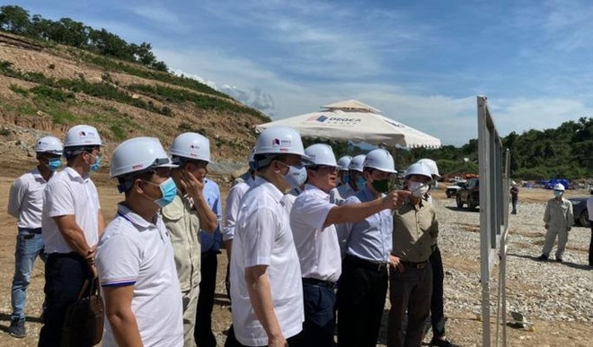 Đại diện doanh nghiệp dự án báo cáo Thứ trưởng Lê Anh Tuấn tình hình thi công cao tốc Cam Lâm - Vĩnh Hảo tại chuyến kiểm tra hiện trường dự án vào giữa tháng 10/2021