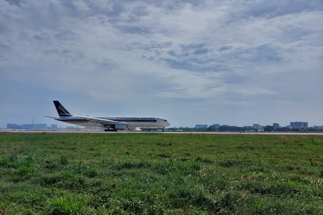 Tàu bay đầu tiên hạ cánh trên đường đường cất hạ cánh 25R/07L vừa được đưa vào khai thác tại sân bay Tân Sơn Nhất.