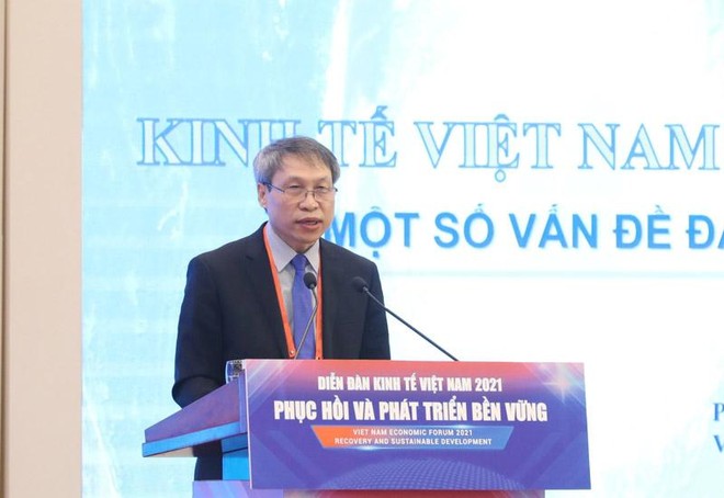 PGS.TS Bùi Quang Tuấn, Viện trưởng Viện Kinh tế Việt Nam phát biểu tại Diễn đàn. (Ảnh: Duy Linh) .