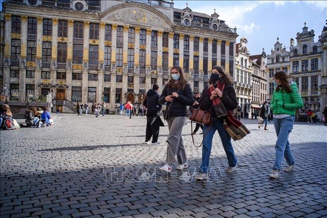  Người dân đeo khẩu trang phòng dịch COVID-19 khi lưu thông trên đường phố ở thủ đô Brussels, Bỉ. Ảnh: THX/TTXVN