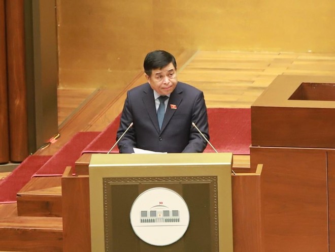 Bộ trưởng Bộ Kế hoạch và Đầu tư Nguyễn Chí Dũng báo cáo Dự thảo Nghị quyết của Quốc hội về thí điểm một số cơ chế, chính sách đặc thù phát triển thành phố Cần Thơ trong 5 năm, kể từ khi Quốc hội thông qua.