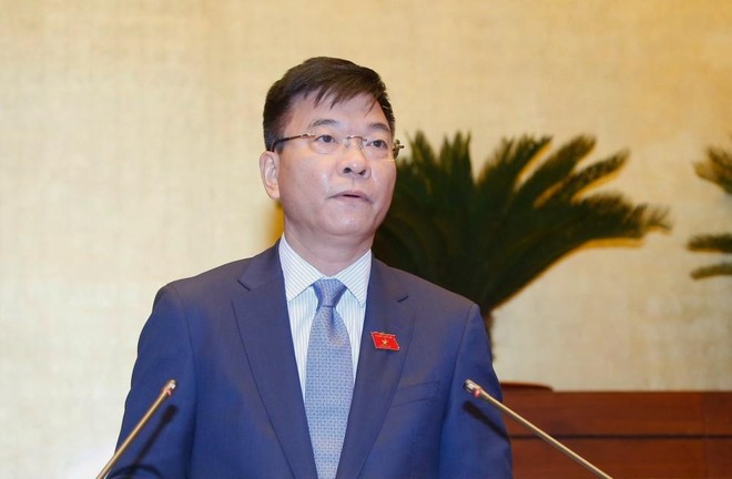 Bộ trưởng Bộ Tư pháp Lê Thành Long trình bày trước Quốc hội Tờ trình về Dự án Luật sửa đổi, bổ sung một số điều của 8 luật trong phiên khai mạc kỳ họp bất thường.