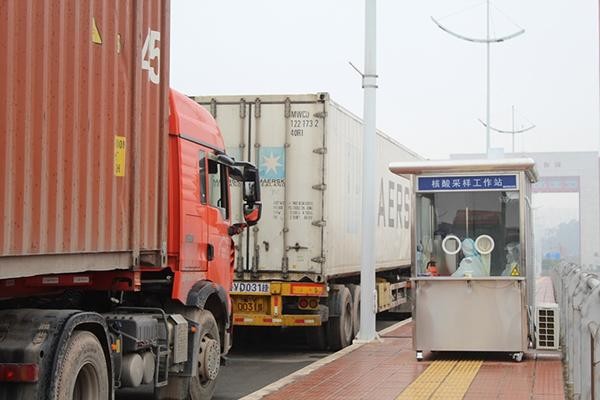 Quảng Ninh sẽ tạm dừng nhận phương tiện chở quả tươi, thủy sản đông lạnh đến cửa khẩu, lối mở biên giới của tỉnh để xuất khẩu từ ngày 17/1 đến Tết Nguyên đán Nhâm dần 2022. Ảnh: Trung tâm TTVH Móng Cái.