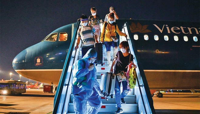Hành khách đi trên chuyến bay quốc tế đầu tiên từ Phnôm Pênh (Campuchia) về Việt Nam hôm 1/1/2022.