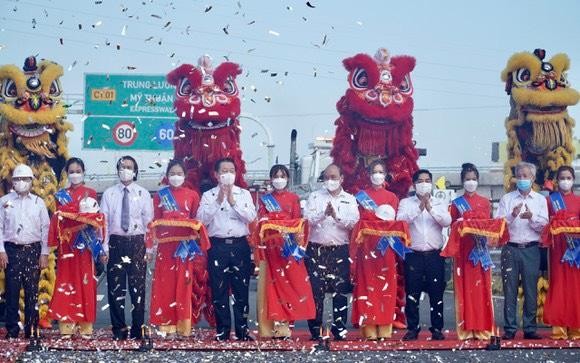 Chủ tịch nước Nguyễn Xuân Phúc và các đại biểu thực hiện nghi thức cắt băng thông xe kỹ thuật cao tốc Trung Lương - Mỹ Thuận