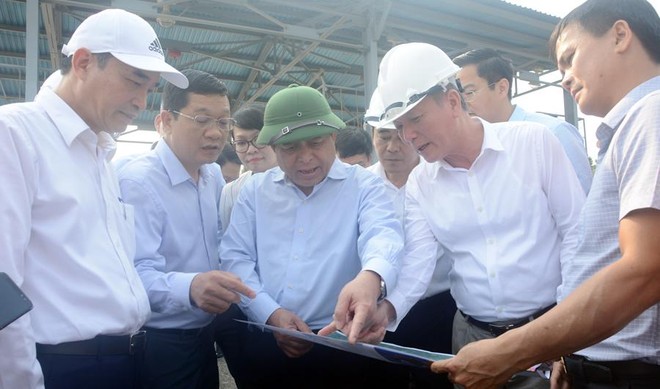 Bộ trưởng Bộ KK&ĐT, ông Nguyễn Chí Dũng trong lần kiểm tra thực tế dự án cảng biển Liên Chiểu.