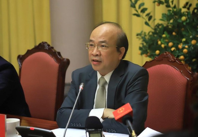 Thứ trưởng Bộ Tư pháp Phan Chí Hiếu trả lời câu hỏi của báo chí tại cuộc họp báo (Ảnh: TT) 