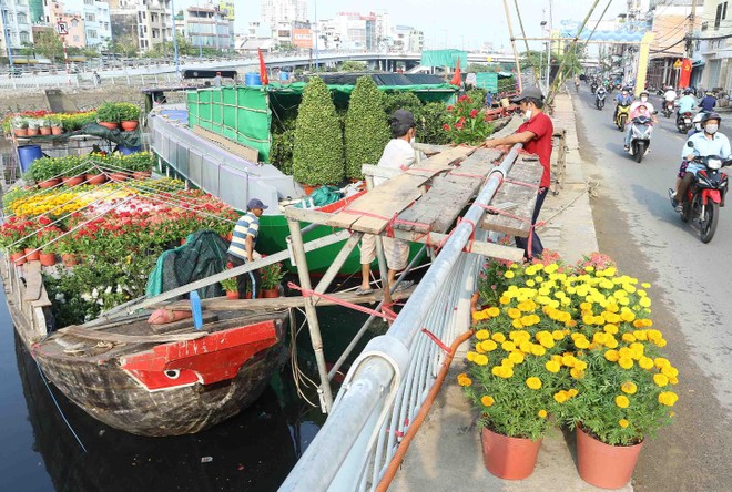 Chợ hoa xuân "trên bến dưới thuyền" nhộn nhịp trước ngày khai hội ảnh 4