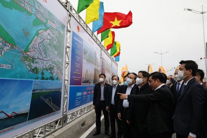 Ông Hồ Minh Hoàng, Chủ tịch Tập đoàn Đèo Cả báo cáo Thủ tướng về hai dự án vừa được khánh thành.