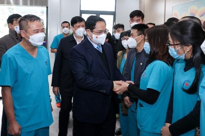 Thủ tướng tới thăm Bệnh viện điều trị bệnh nhân Covid-19 thuộc Đại học Y Hà Nội. Ảnh: Nhật Bắc