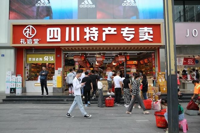 Doanh số bán lẻ tháng 4/2022 của Trung Quốc giảm 11,1% so với cùng kỳ năm trước. Ảnh: AFP