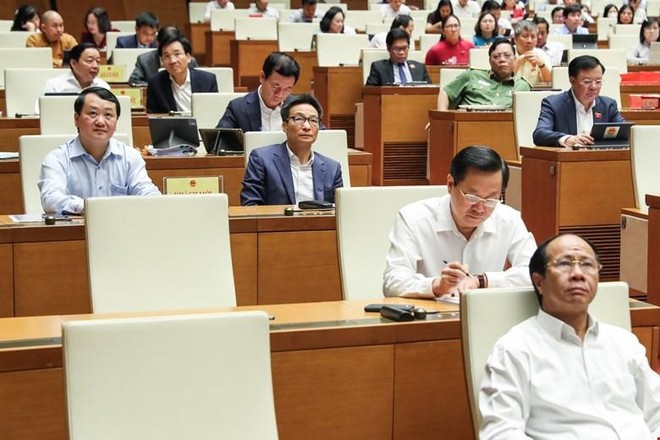 Khu vực ngoài cùng bên trái phòng họp Diên Hồng, nơi các thành viên Chính phủ không phải đại biểu Quốc hội dự khán, trong đó có nhiều vị sẵn sàng "chia lửa" với các Bộ trưởng trả lời chất vấn chính.