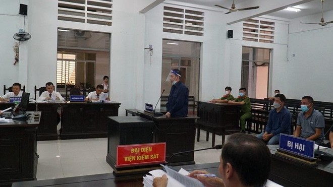 Bị cáo Nguyễn Việt Hùng, nguyên là Giám đốc Công ty TNHH Thiên Nhân II, chủ đầu tư Dự án Khu biệt thự cao cấp Ocean View Nha Trang) tại phiên tòa. Ảnh: T.X